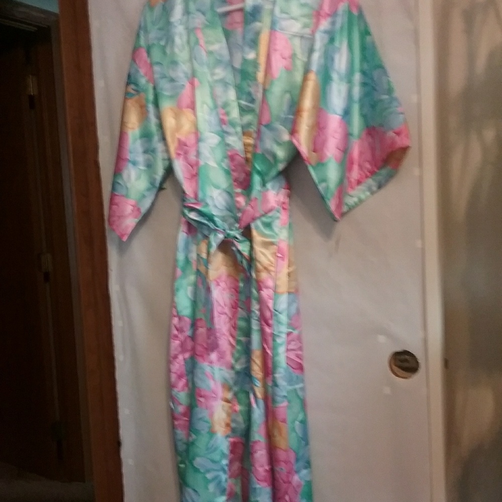 T-Rose Robe - Picture 2 of 3